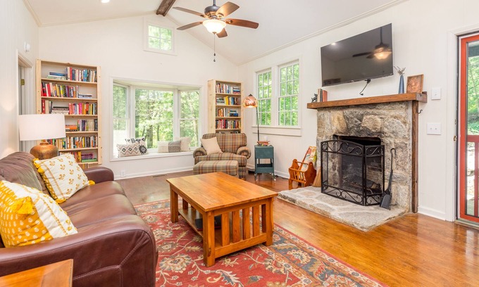 Hendersonville Cabin | Book Lovers Dream Mountain Retreat - 2 King Beds