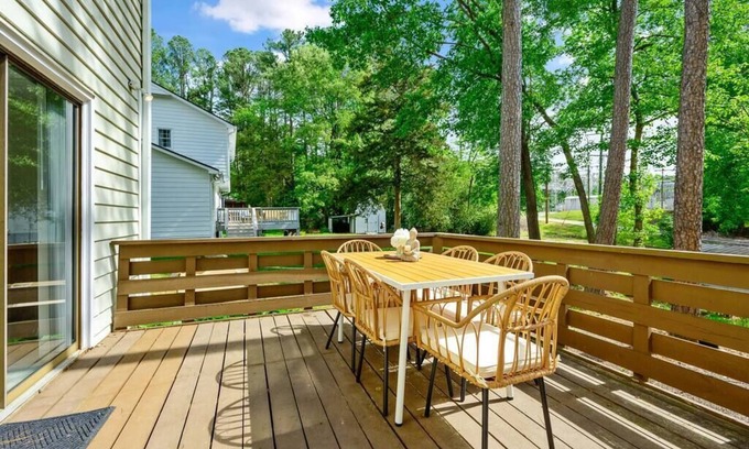 North Raleigh House | Bright | 4 Bd | Fire Pit | Ping-Pong | Games