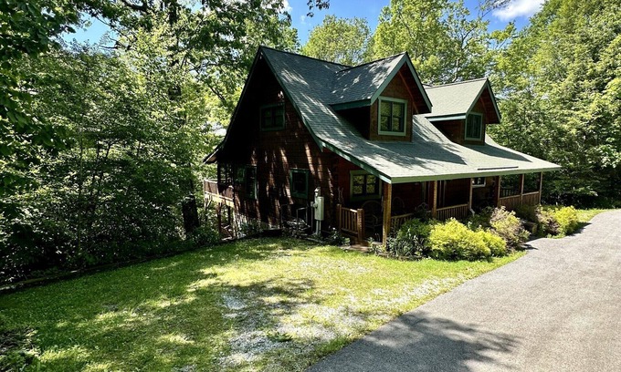 Highlands Cabin | Buckberry Lodge 5 BR/4.5 bath log cabin FIVE NIGHT MINIMUM