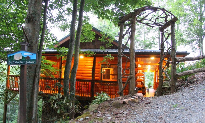 Clyde Cabin | 𦬠Buffalo Bungalow.Couples Only: sauna, massage table & much more!