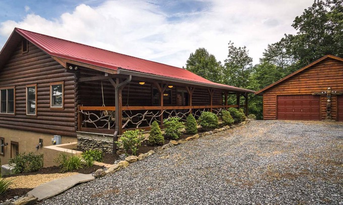 Apple Ridge Cabin | Cabin ∙ 2 bedrooms ∙ 6 guests