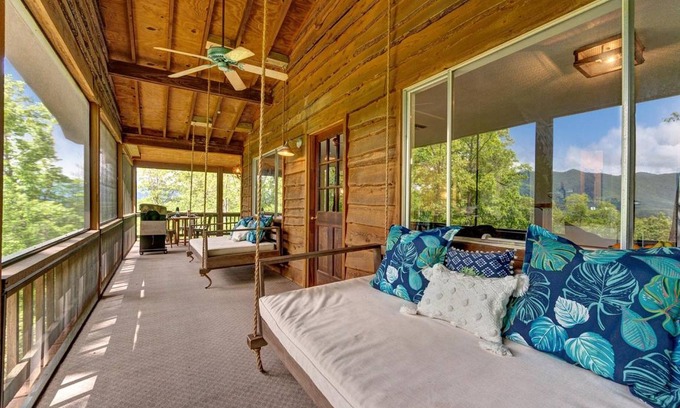 Robbinsville Cabin | Cabin ∙ 3 bedrooms ∙ 7 guests