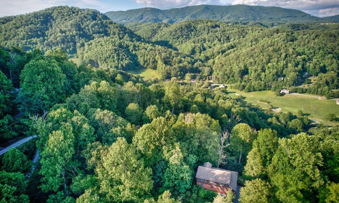 Boone Cabin | Cabin ∙ 3 bedrooms ∙ 10 guests