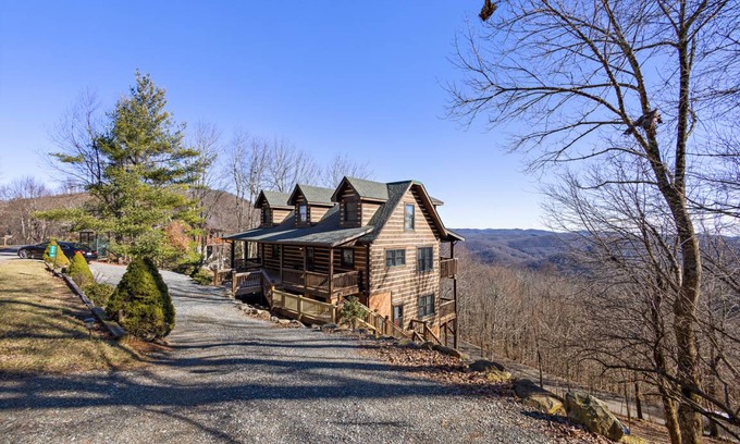 Seven Devils Cabin | Cabin ∙ 4 bedrooms ∙ 13 guests