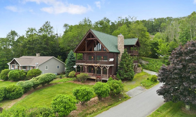 Seven Devils Cabin | Cabin ∙ 4 bedrooms ∙ 14 guests