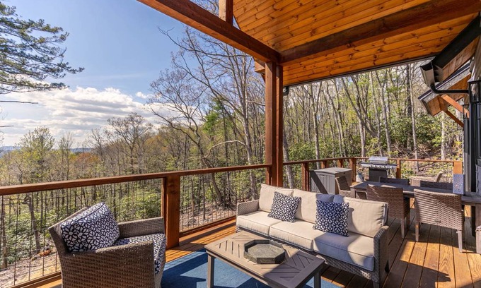 Elk Park Cabin | Cabin ∙ 4 bedrooms ∙ 10 guests