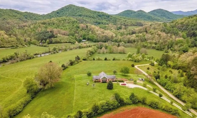 Franklin House | Cabin mountain home w/gorgeous 360 view by river!