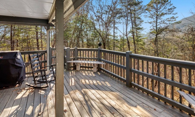 Lake Lure House | Casa su Lago - Mr Lake Lure Vacation Rentals - Dog Friendly - Located in Rumbling Bald Resort
