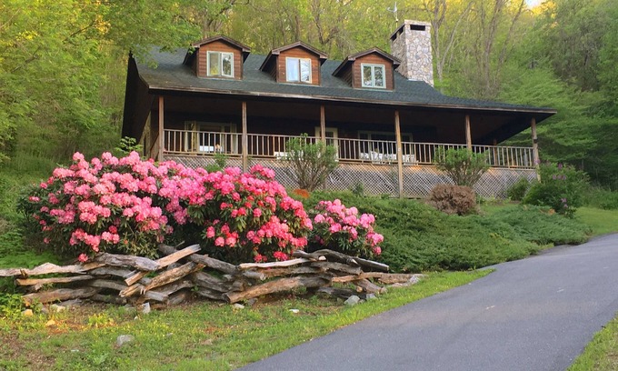 Seven Devils Cabin | Casual comfort between Boone & Sugar. A retreat w/soul, High Country centered.