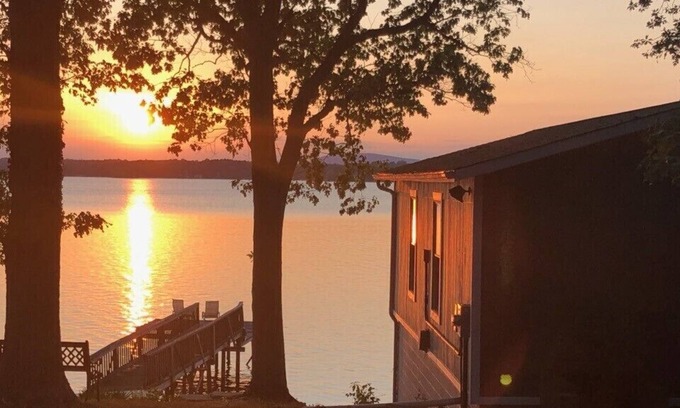 Mayhew House | Charming 1BR Lakehouse w/ Sunset View, Beach & Pier on Lake Norman (Mooresville)