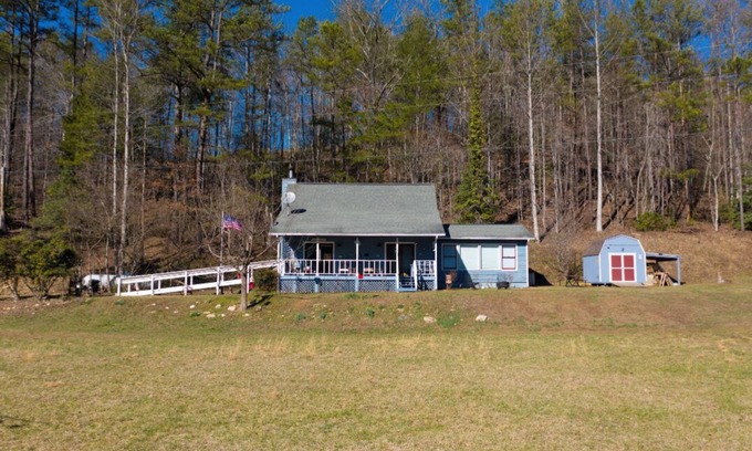 Murphy Other | Charming 2-bedroom, creekside, pet friendly farmhouse in Murphy, NC