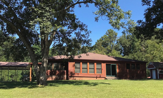 Boomer Cabin | Charming 3-bedroom cabin in beautiful Boomer with AC