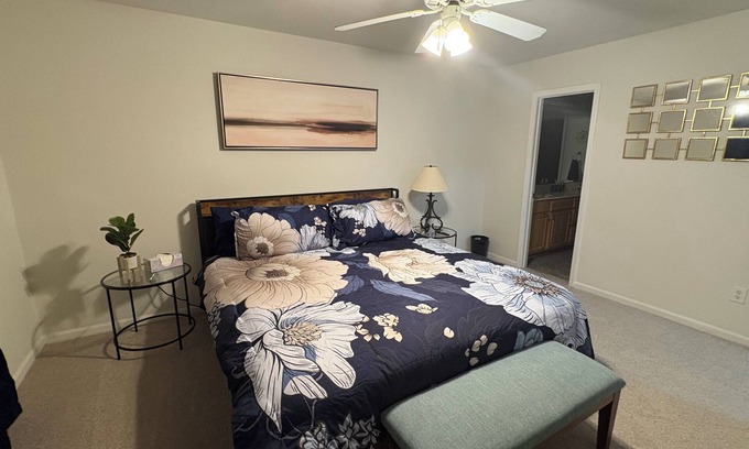 Oakdale House | Charming 3 bedroom house with WiFi, AC in superb Charlotte.