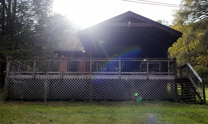 Frank Cabin | Charming Creekside 1940s Cottage, Kid/Dog Friendly