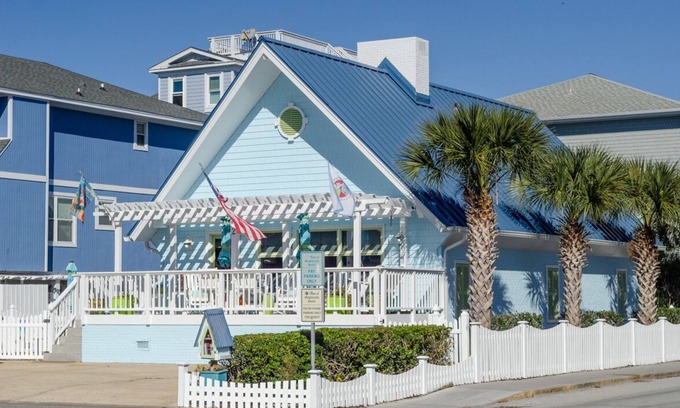 Wrightsville Beach House | Charming pet-friendly cottage w upscale amenities!