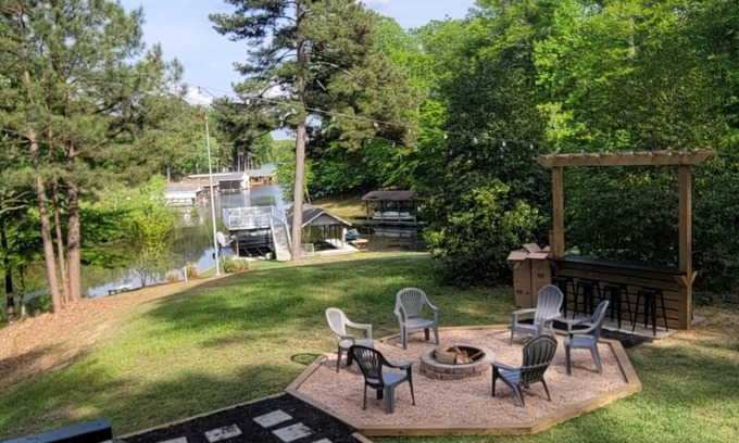 Littleton House | Charming waterfront in a quaint cove. Linens provided. Close to stores & dining.