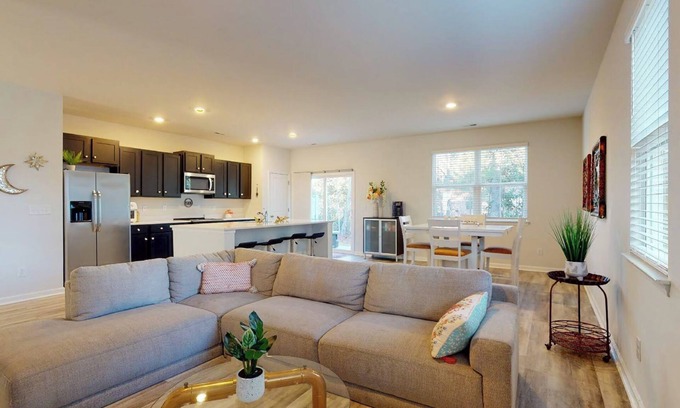 Kings Grant House | Cheerful, Trendy and Spacious Townhouse