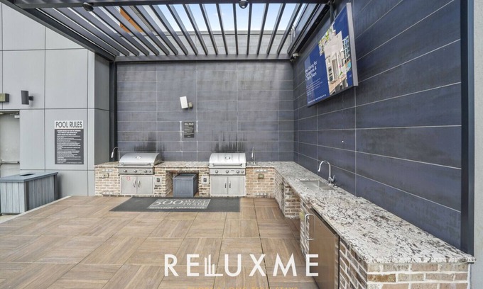 Charlotte Center City Condo | Chic 2BR High-Rise Hot Tub, Gym, & Rooftop Views🌆