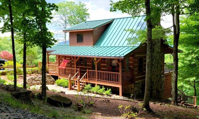 Sugar Mountain Cabin | Classic Log Cabin w/Secluded Mountain Views!