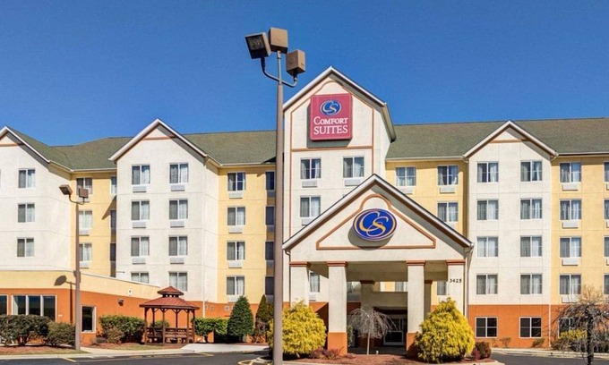 Paw Creek Hotel | Comfort Suites Airport