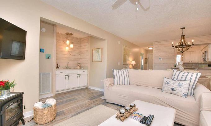 Caswell Beach Condo | Condo ∙ 3 bedrooms ∙ 7 guests