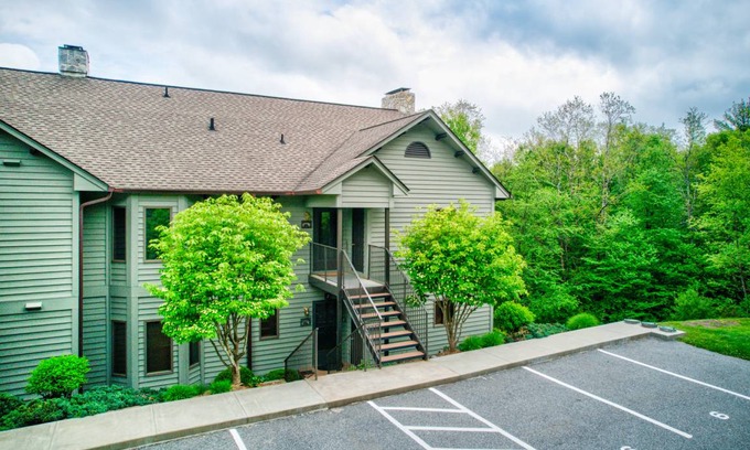 Blowing Rock Condo | Condo ∙ 3 bedrooms ∙ 10 guests
