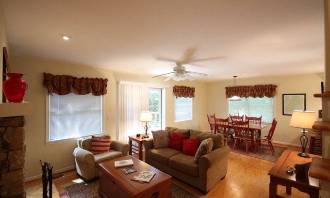 Brevard Cottage | Cottage ∙ 3 bedrooms ∙ 6 guests