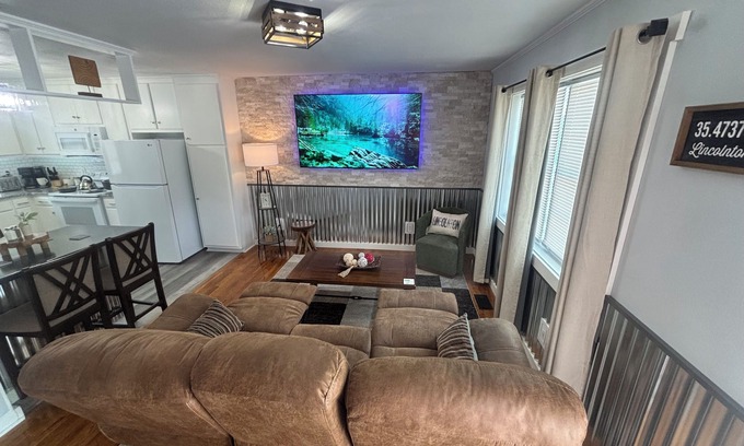 Lincolnton House | Cow Patch - Country Styling with Large Parking located in Town, Nintendo, EV