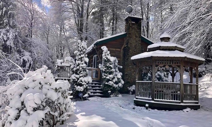 Fleetwood Cabin | Cozy Cabin Mountain Retreat w/Beautiful Views! Fireplace Close to town. Walking.
