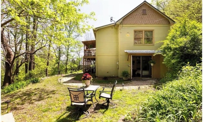 Kenilworth Apartment | Cozy Cave DOWNTOWN with Garden and Mountain View’s