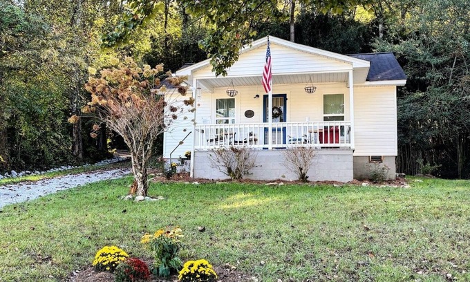Hendersonville Cottage | Cozy Hendersonville cottage with Wifi, deck, grill & easy access to adventures