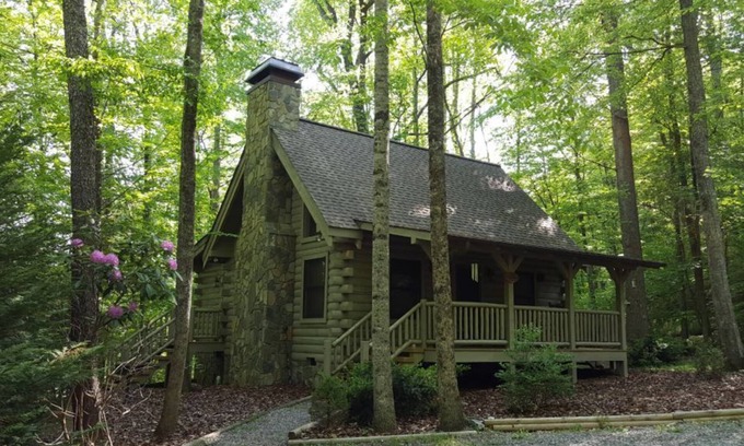 Maggie Valley Cabin | Crazy Wolf is a cozy 2 bedroom cabin close to the heart of Maggie Valley, Hot Tub, WiFi, AC.