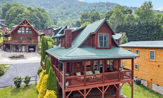 Maggie Valley Cabin | Crockett's Meadow! Sleeps 8. Mtn View, Wifi, HOT TUB. See the Elk!