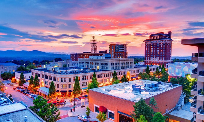 Downtown Asheville Condo | Cute updated condo - steps to downtown, great for business travel
