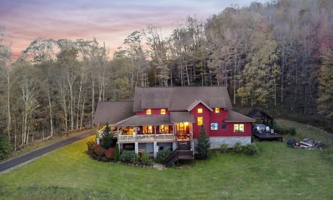 Banner Elk Cabin | D'Coys Nest- Secluded home on 4 acres, beautiful views, hot tub, fire pit