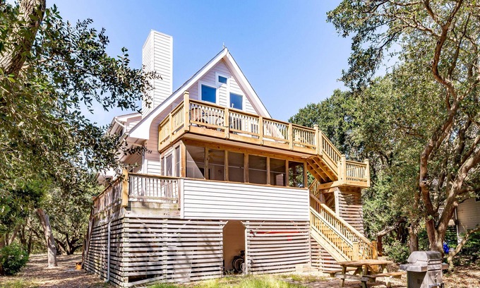 Duck House | D0310 Pappia. Charming & Well Maintained, Community Pool, 150 Yards to Beach!