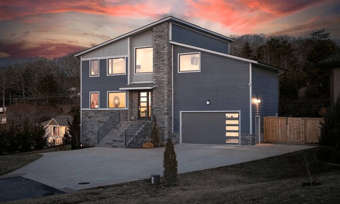 Asheville House | Daydream Retreat by 5 Seasons Homestays