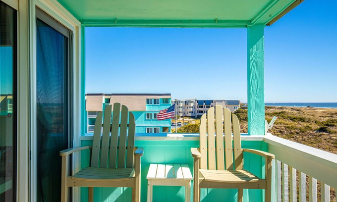 Morehead City Condo | DIRECT OCEANFRONT, UDPATED CONDO WITH AMAZING VIEWS!