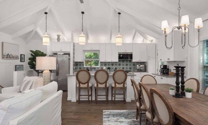 Southern Shores House | Dog Friendly, Hot Tub, Walk to Beach!