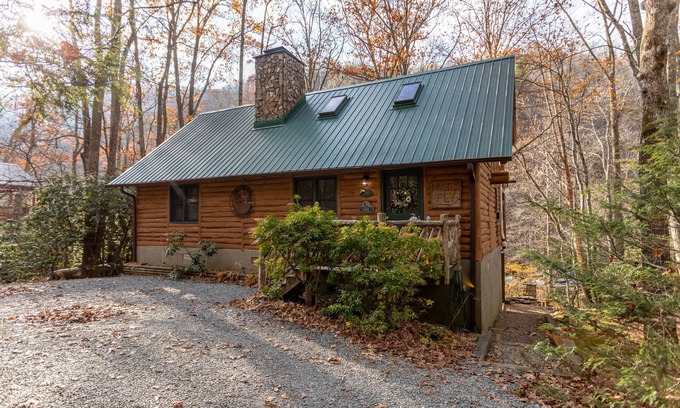 Boone Cabin | Draggin Fly- Romantic Getaway! River Frontage - Hot Tub - Firepit