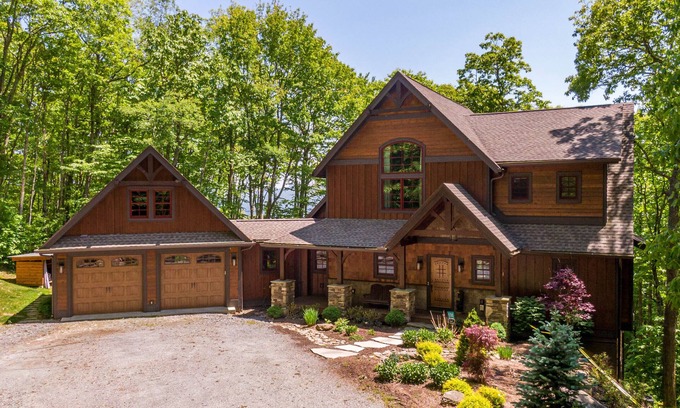 Banner Elk House | Eagles Landing at Eagles Nest - Luxury pet friendly home, views, hot tub, pool table, fire pit
