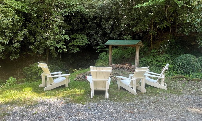Topton Cabin | Enjoy the upcoming Fall season at Cabin Fever! Close to Nantahala Wedding Venue!