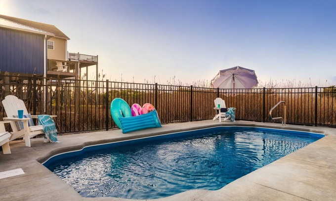 Sneads Ferry House | Fall Beach Retreat for Big Groups! Pool! Views!