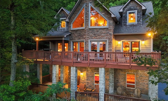 Buck Mountain House | Fantastic Views, Custom 5 BR Home, 5 min to Town, Shopping, Dining, Hiking, More