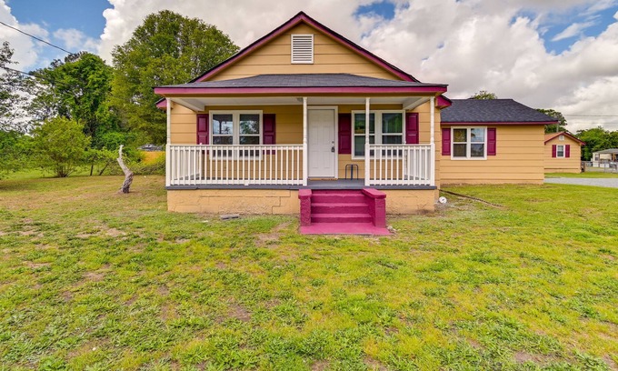 South View House | Fayetteville Family Home w/ Backyard!