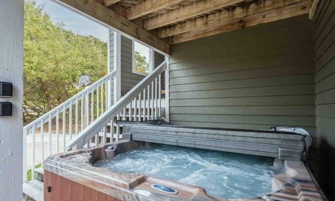 Colington House | Flexible Stays & Hot Tub!