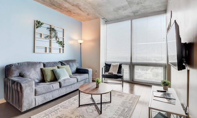 Charlotte Center City Apartment | Frontdesk | Bright 1BR Apt in Uptown w/ Parking