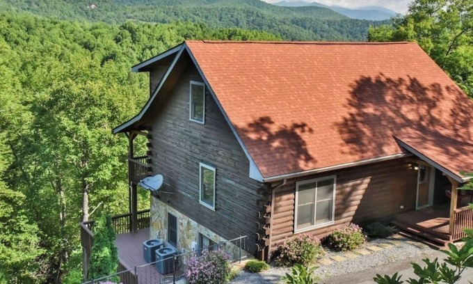 Black Mountain Cabin | Fuji Falls Cabin - 4 Br Log Cabin In Gated