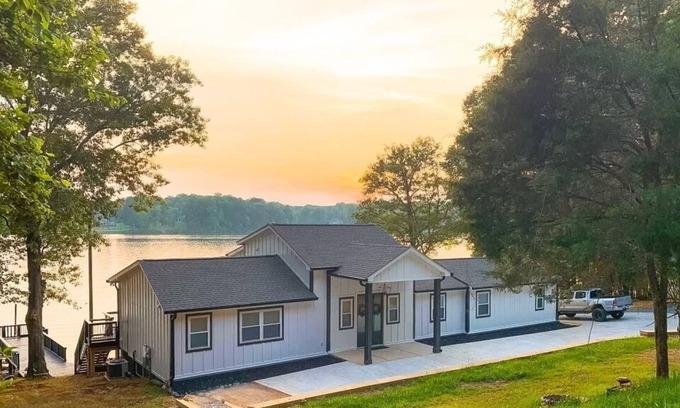 Dixie - Berryhill House | Get away at the lake