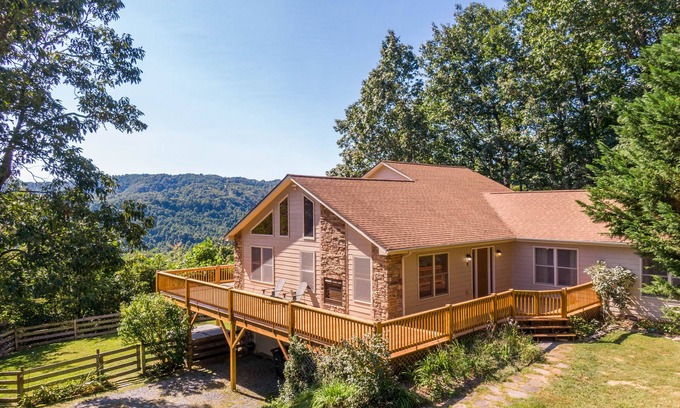 Deep Gap House | Grandview Getaway - 10 mins from Parkway, Hot tub, Private, Ping Pong table
